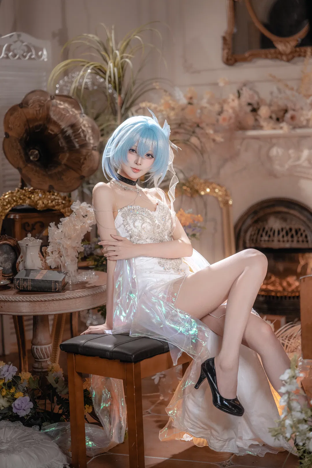 【守岸人cos】鳴潮守岸人，白色禮服與復古光影的優雅碰撞 - 第 8 張