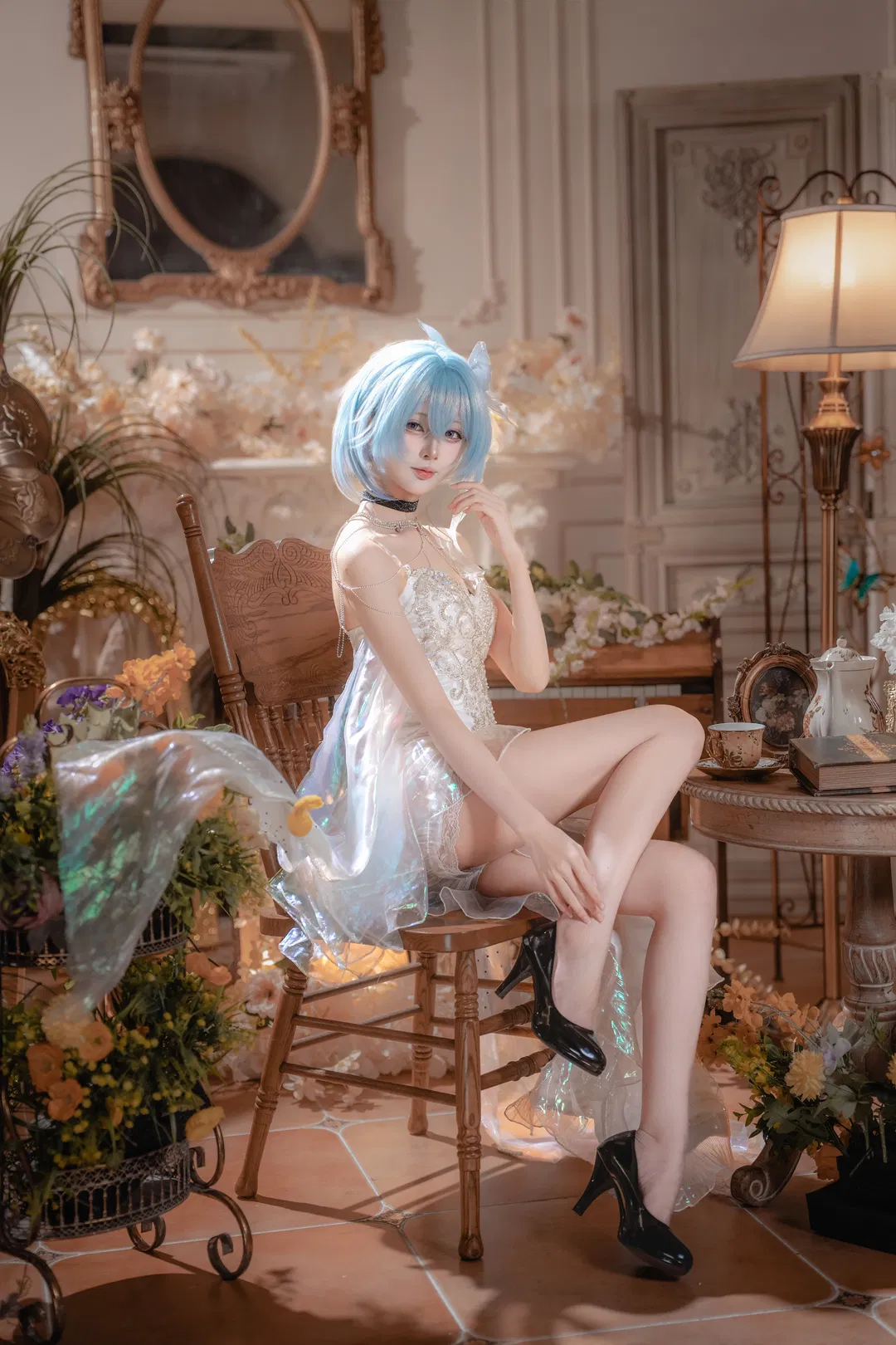 【守岸人cos】鳴潮守岸人，白色禮服與復古光影的優雅碰撞 - 第 9 張