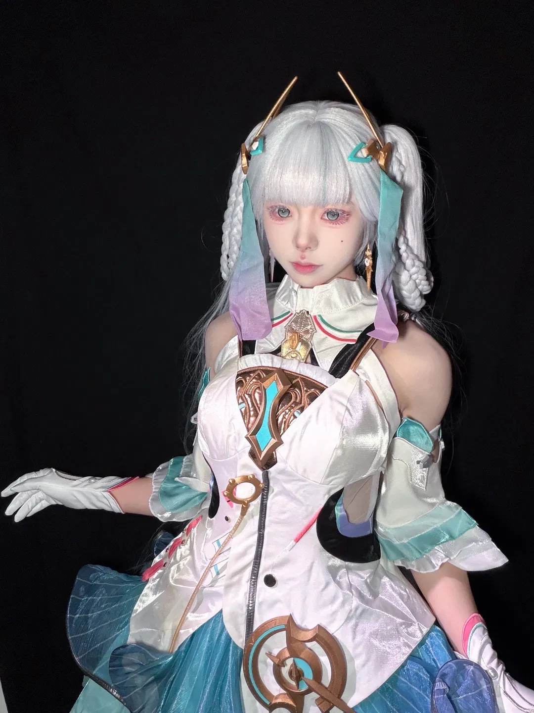 【今汐cos】鸣潮今汐演唱会，白色制服与双马尾的舞台感拉满 - 第 1 张