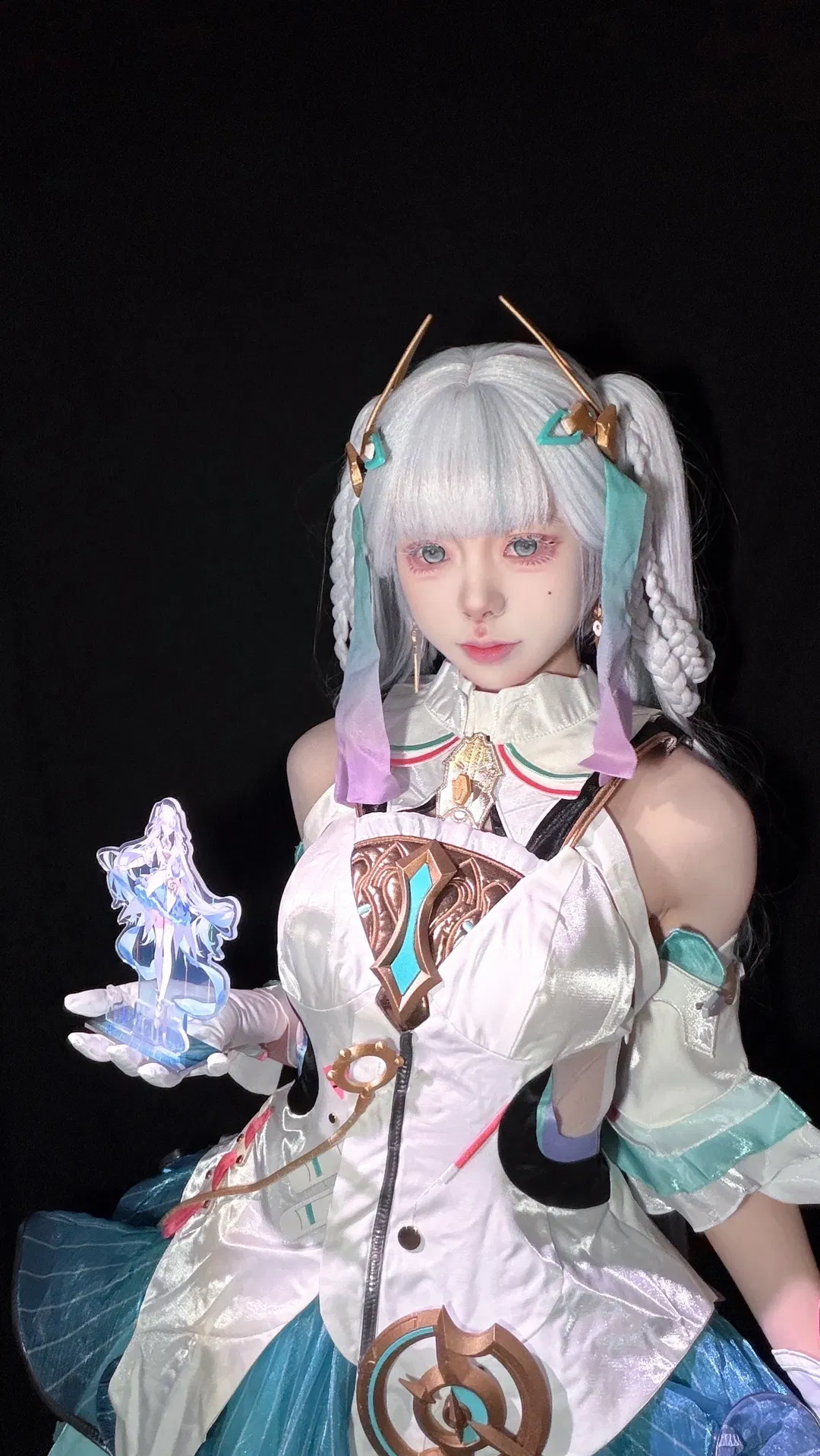 【今汐cos】鸣潮今汐演唱会，白色制服与双马尾的舞台感拉满 - 第 2 张