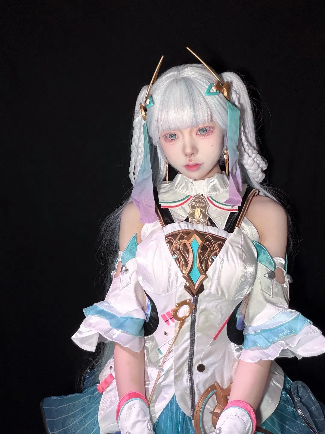 【今汐cos】鸣潮今汐演唱会，白色制服与双马尾的舞台感拉满 - 第 3 张