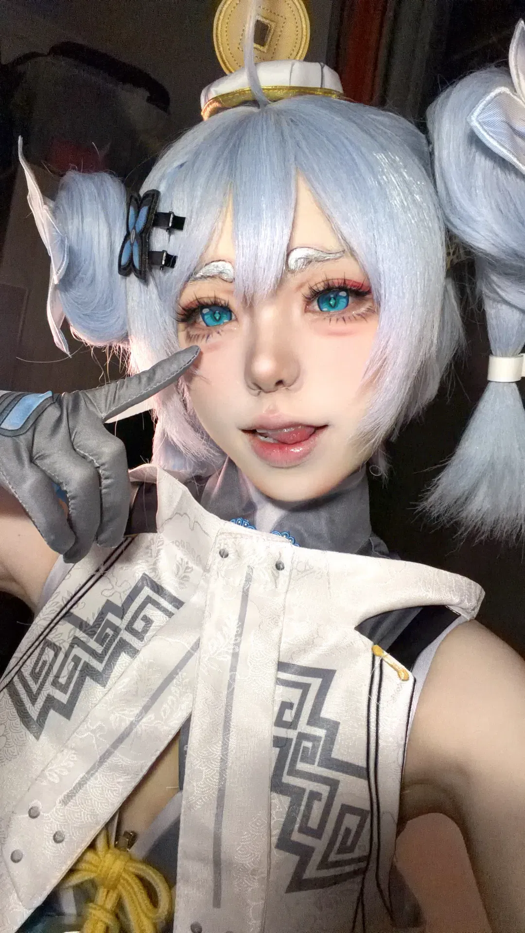 【釉瑚cos】鸣潮鉴宝大师的俏皮瞬间 - 第 1 张