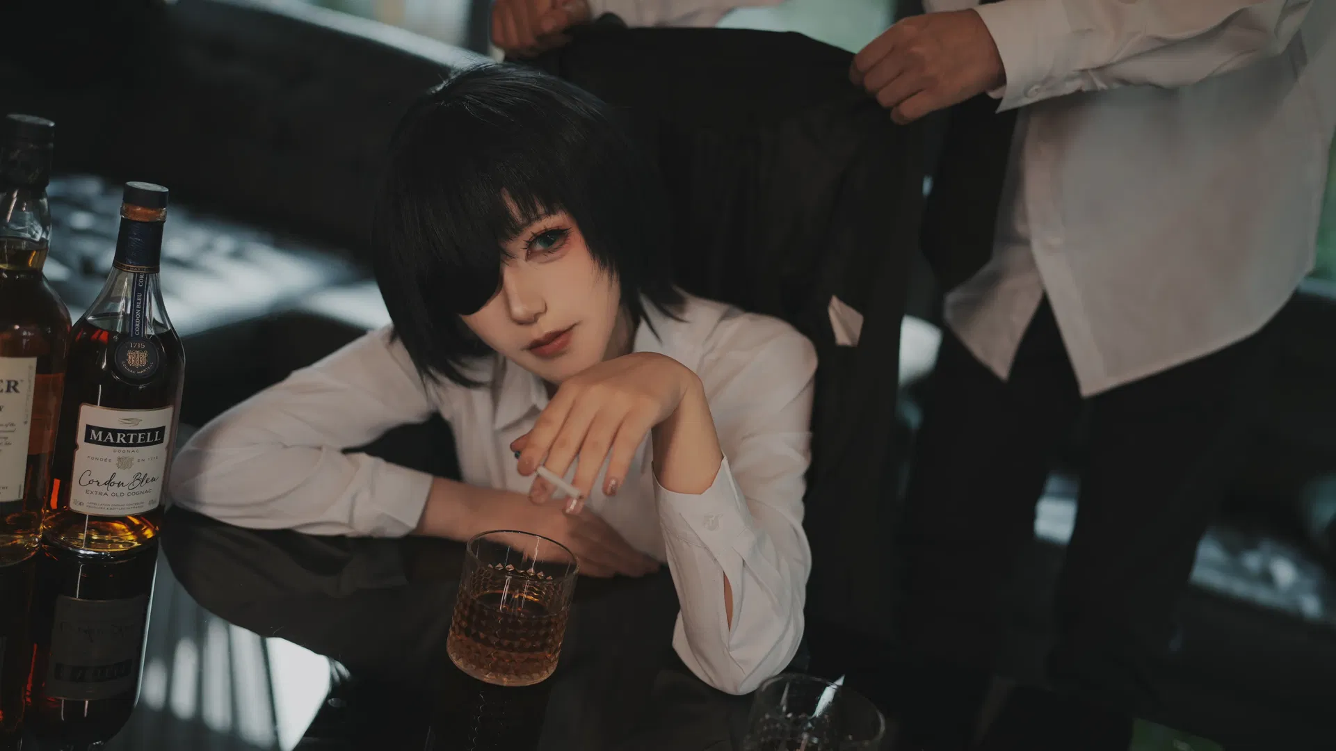 【秋cos】電鋸人裡的宿醉時刻，白襯衫與香菸的無聲獨白 - 第 1 張