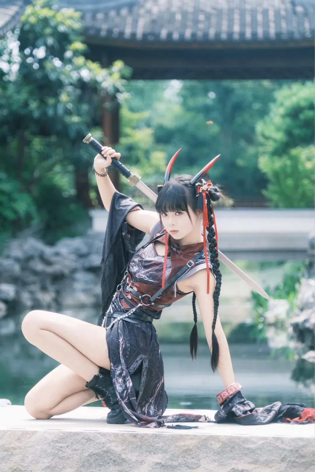 红黑机能风中华娘，中式园林里的武侠氛围感 - 第 1 张