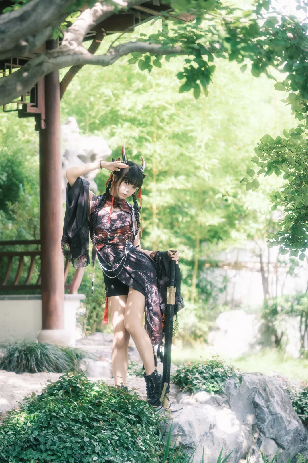 红黑机能风中华娘，中式园林里的武侠氛围感 - 第 12 张