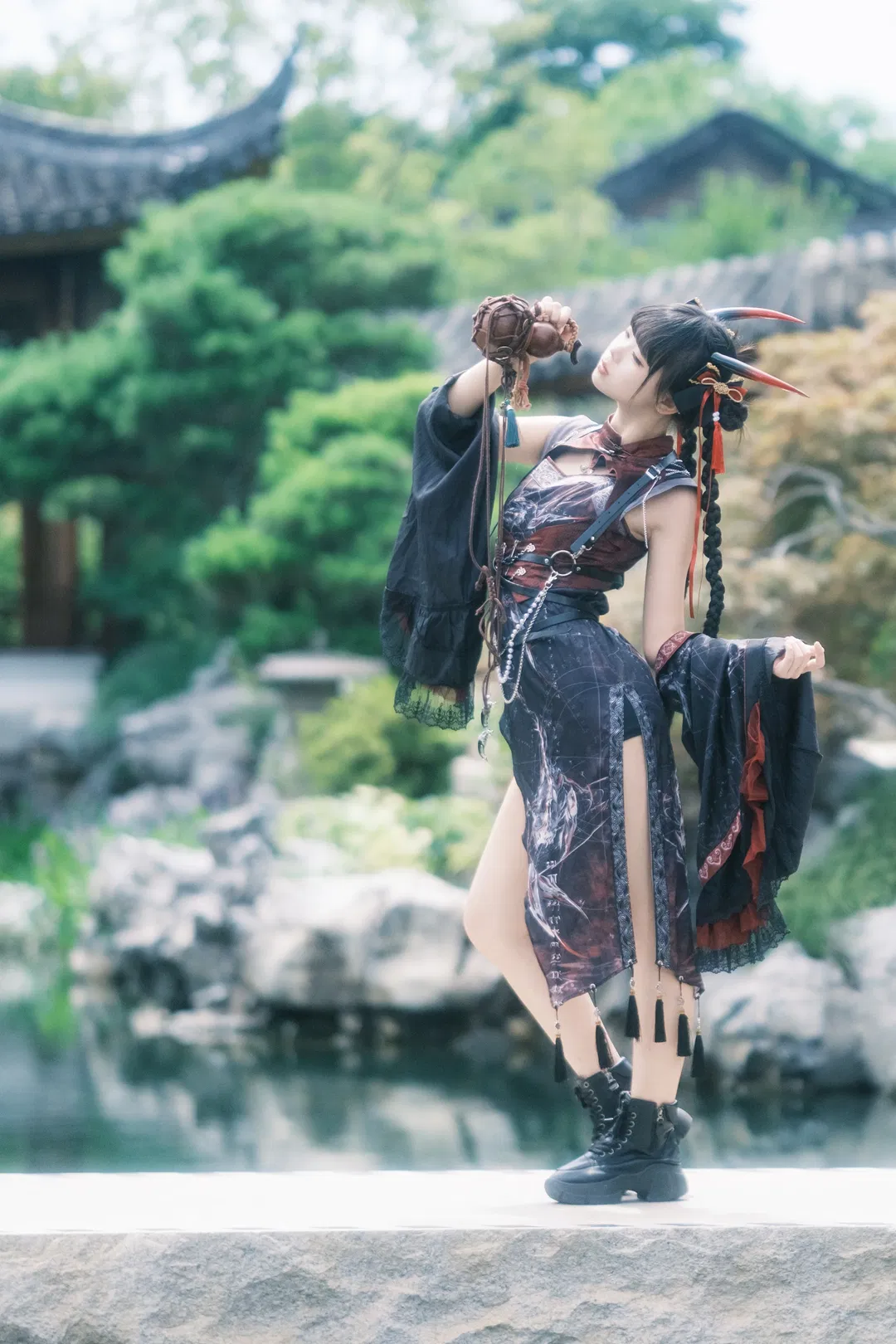 红黑机能风中华娘，中式园林里的武侠氛围感 - 第 4 张