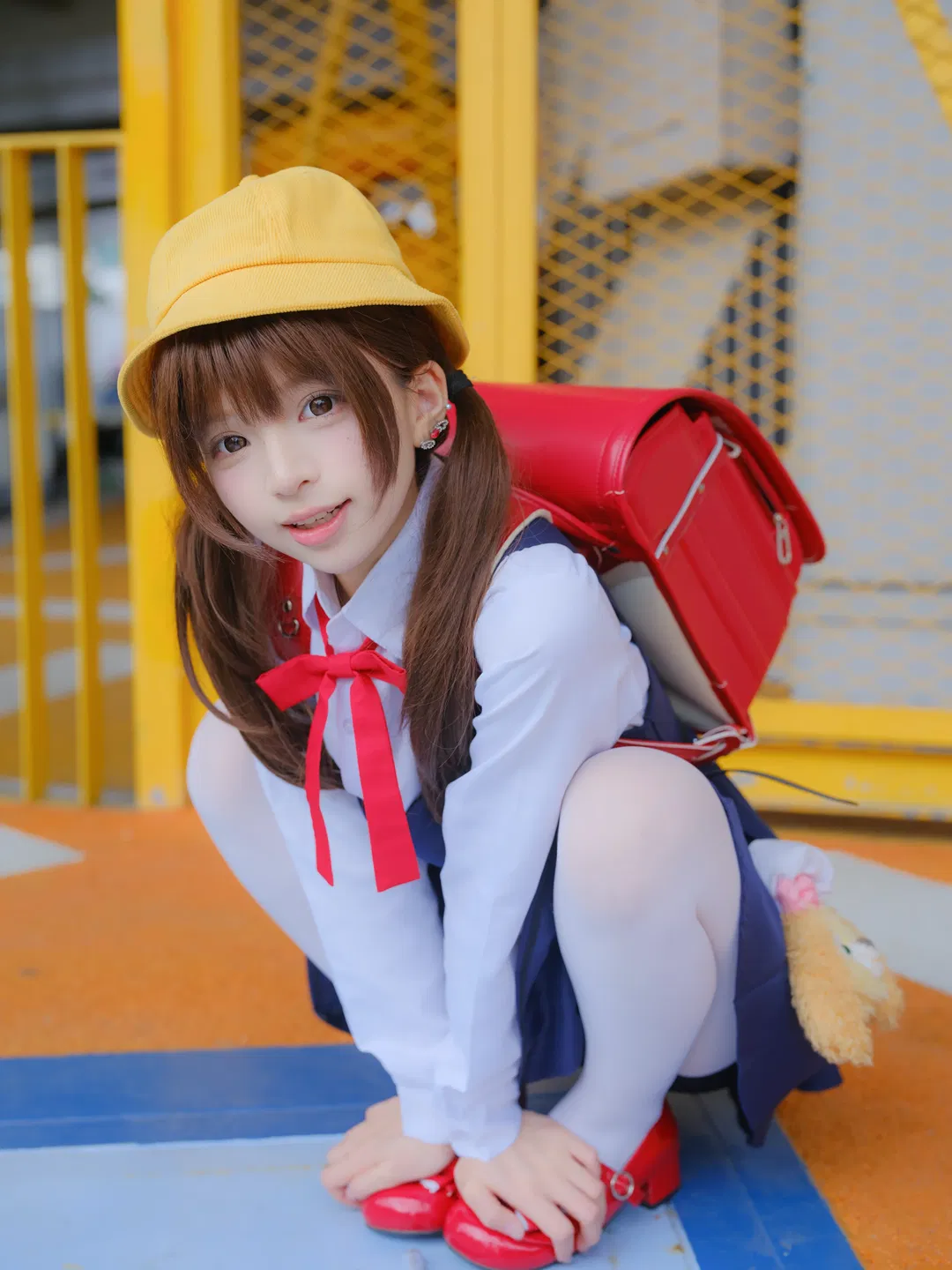 【时雨羽衣cos】黄帽双马尾与红书包的元气夏日记录 - 第 2 张