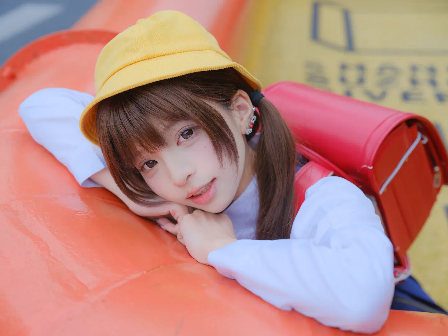 【时雨羽衣cos】黄帽双马尾与红书包的元气夏日记录 - 第 5 张