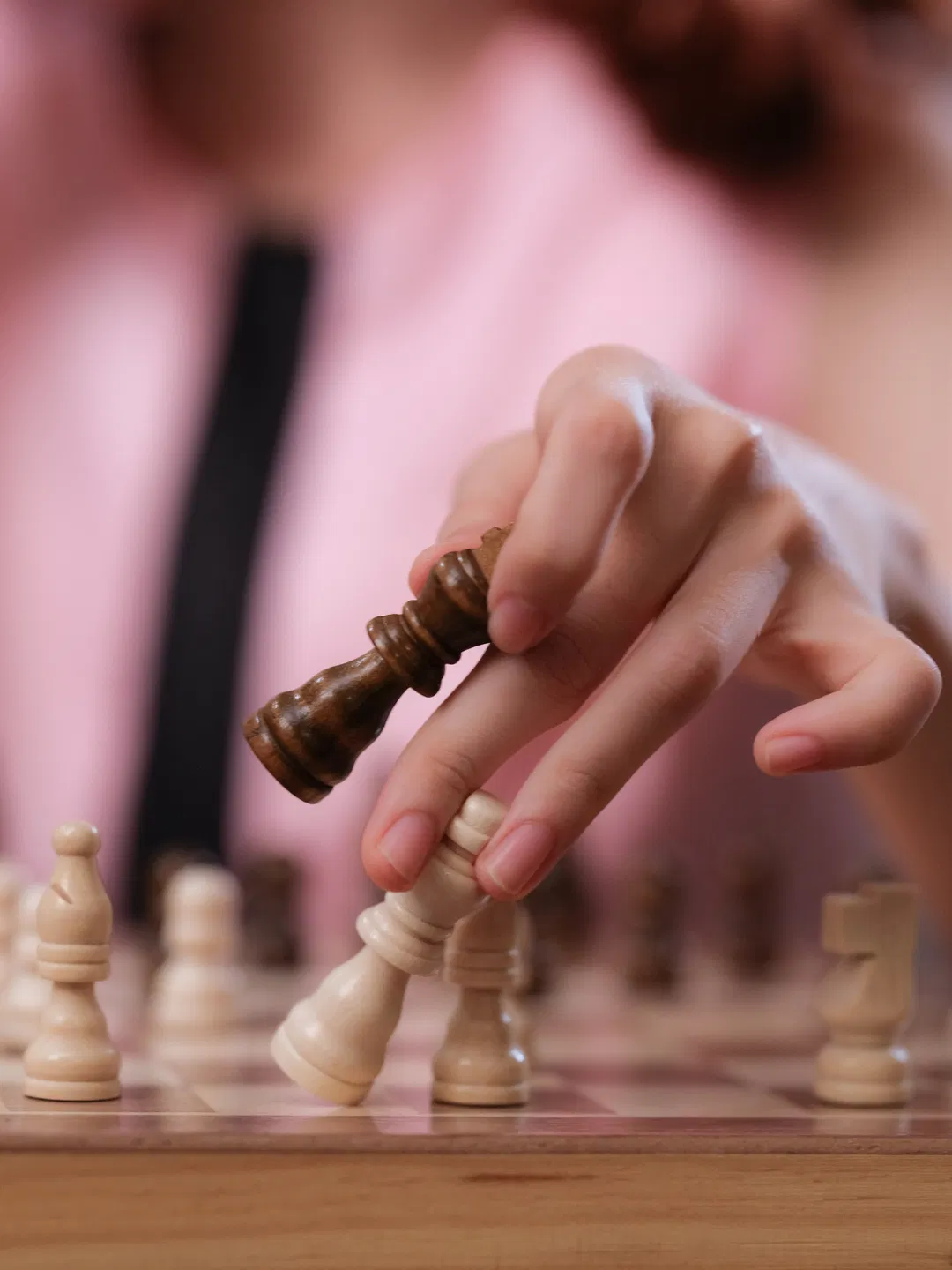 后翼弃兵氛围感仿拍 用电影感定格棋局人生 - 第 4 张