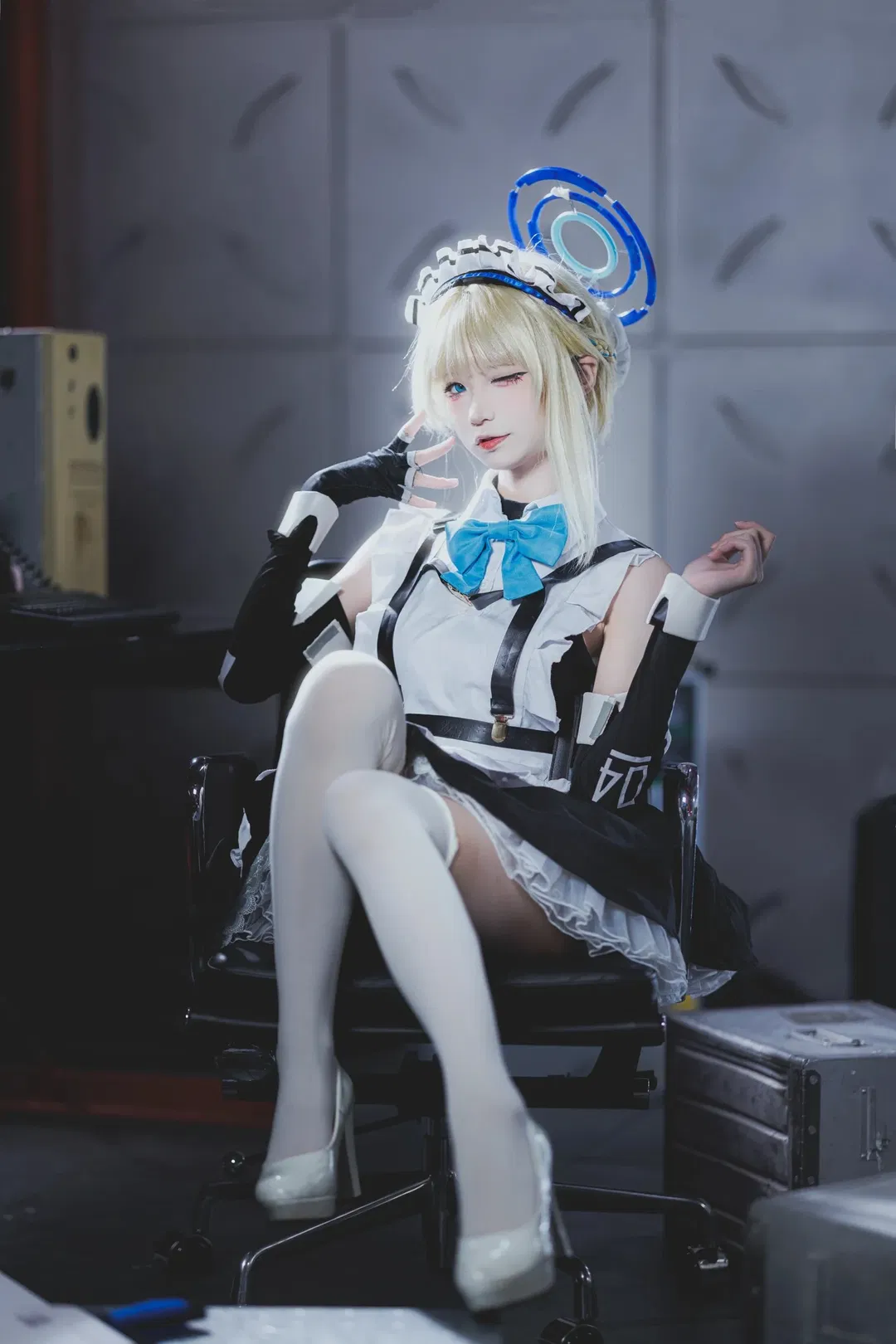 【飞鸟马时cos】蔚蓝档案 复古机房里的女仆科幻风 - 第 1 张