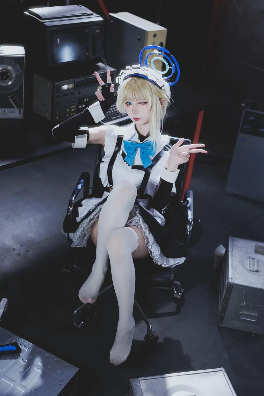 【飞鸟马时cos】蔚蓝档案 复古机房里的女仆科幻风 - 第 6 张