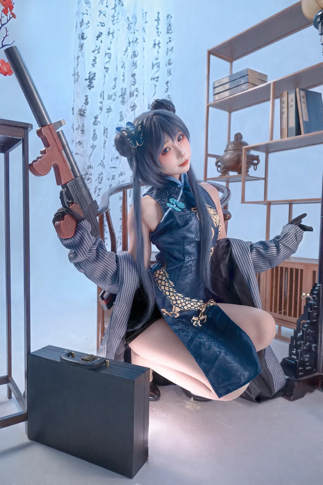 【妃咲cos】蔚蓝档案 暗金旗袍与复古枪械的冷调碰撞 - 第 1 张