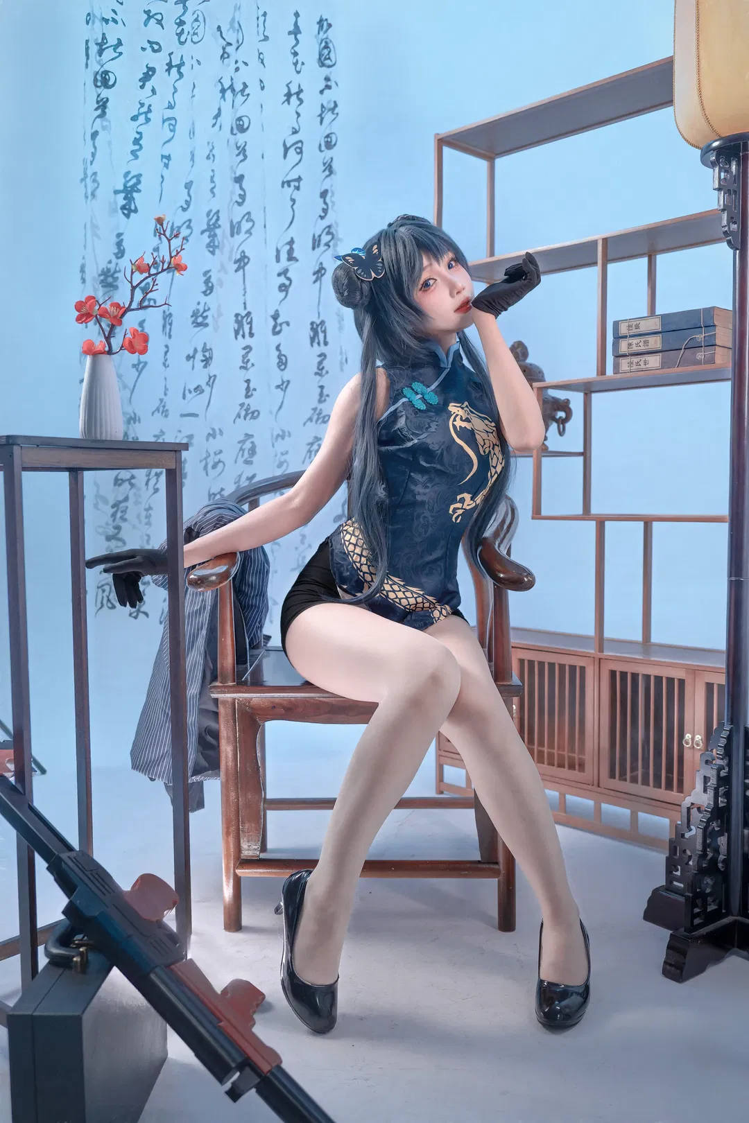 【妃咲cos】蔚蓝档案 暗金旗袍与复古枪械的冷调碰撞 - 第 3 张
