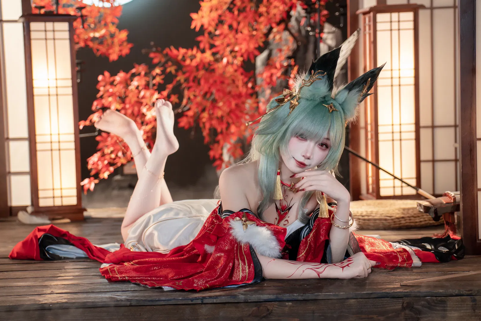 心月狐cos 鸣潮红枫夜 清冷与魅惑的碰撞 - 第 1 张