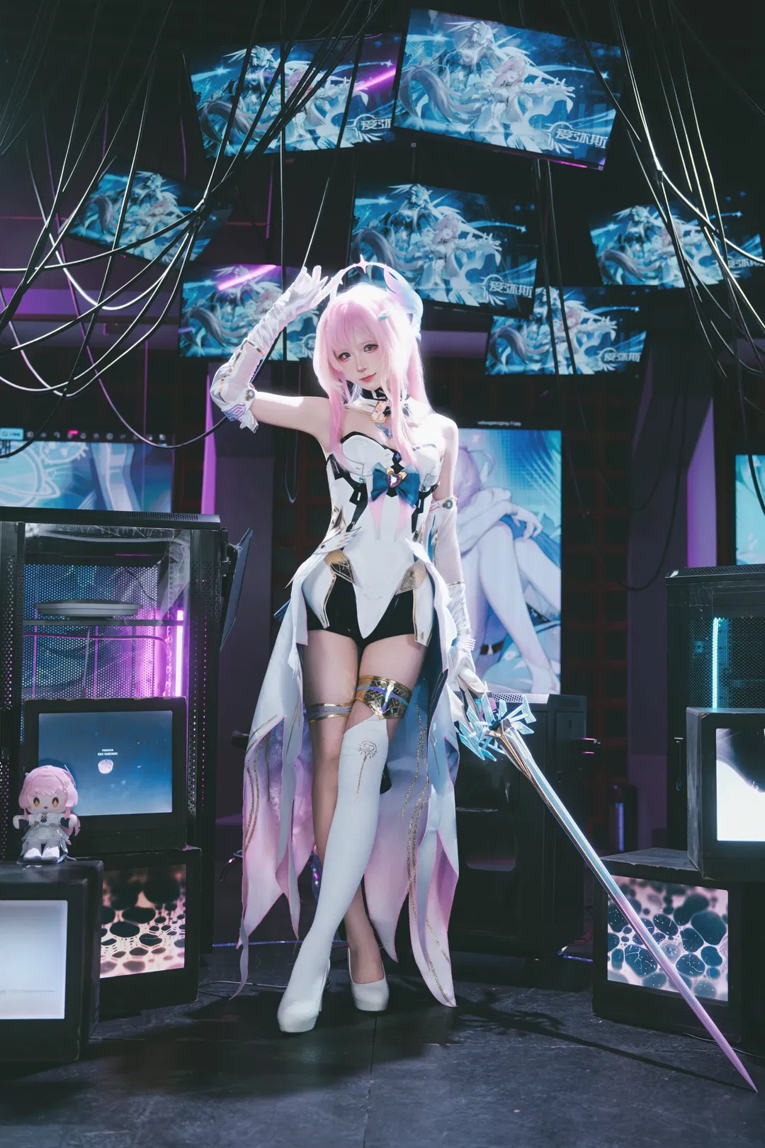 【爱弥斯cos】鸣潮科幻机娘风，光影中的救世之约 - 第 3 张