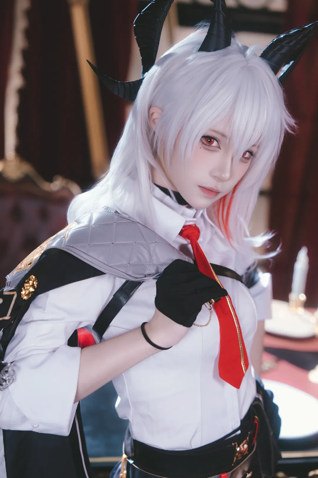 【赞妮cos】上班是优秀员工，下班秒变危险恶魔 - 第 1 张
