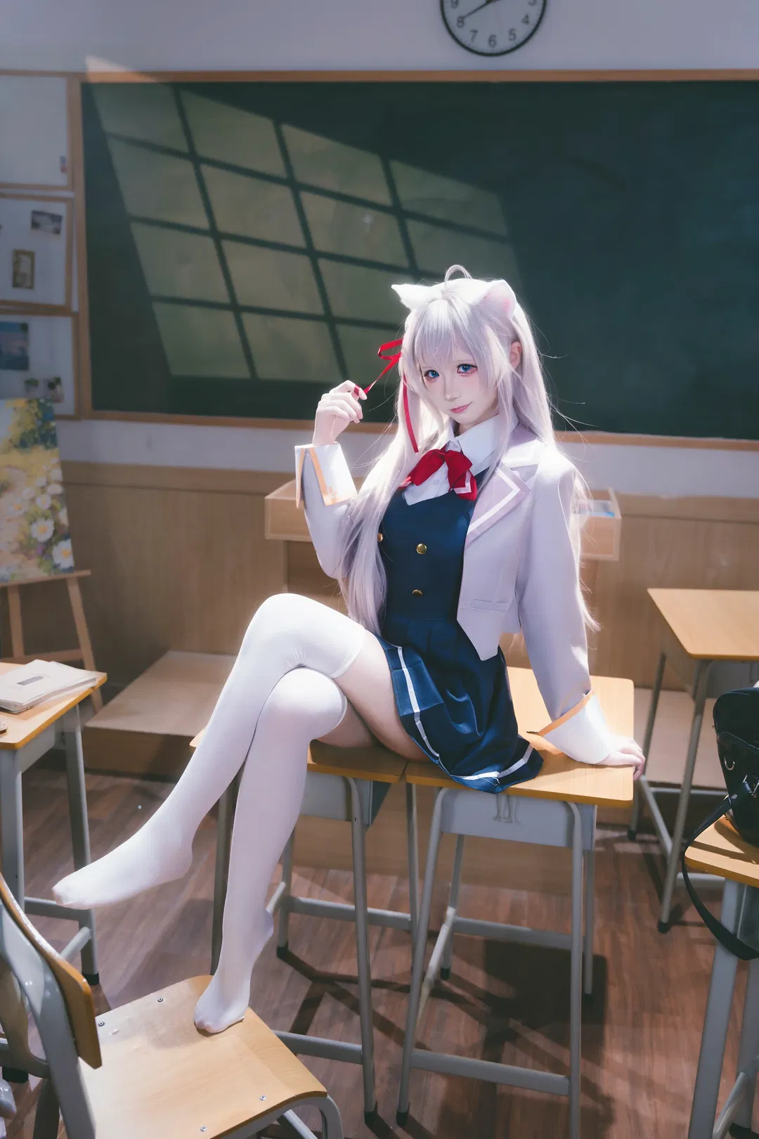 【艾莉cos】不时轻声地以俄语遮羞的邻座艾莉同学，教室光影下的白丝制服少女 - 第 1 张