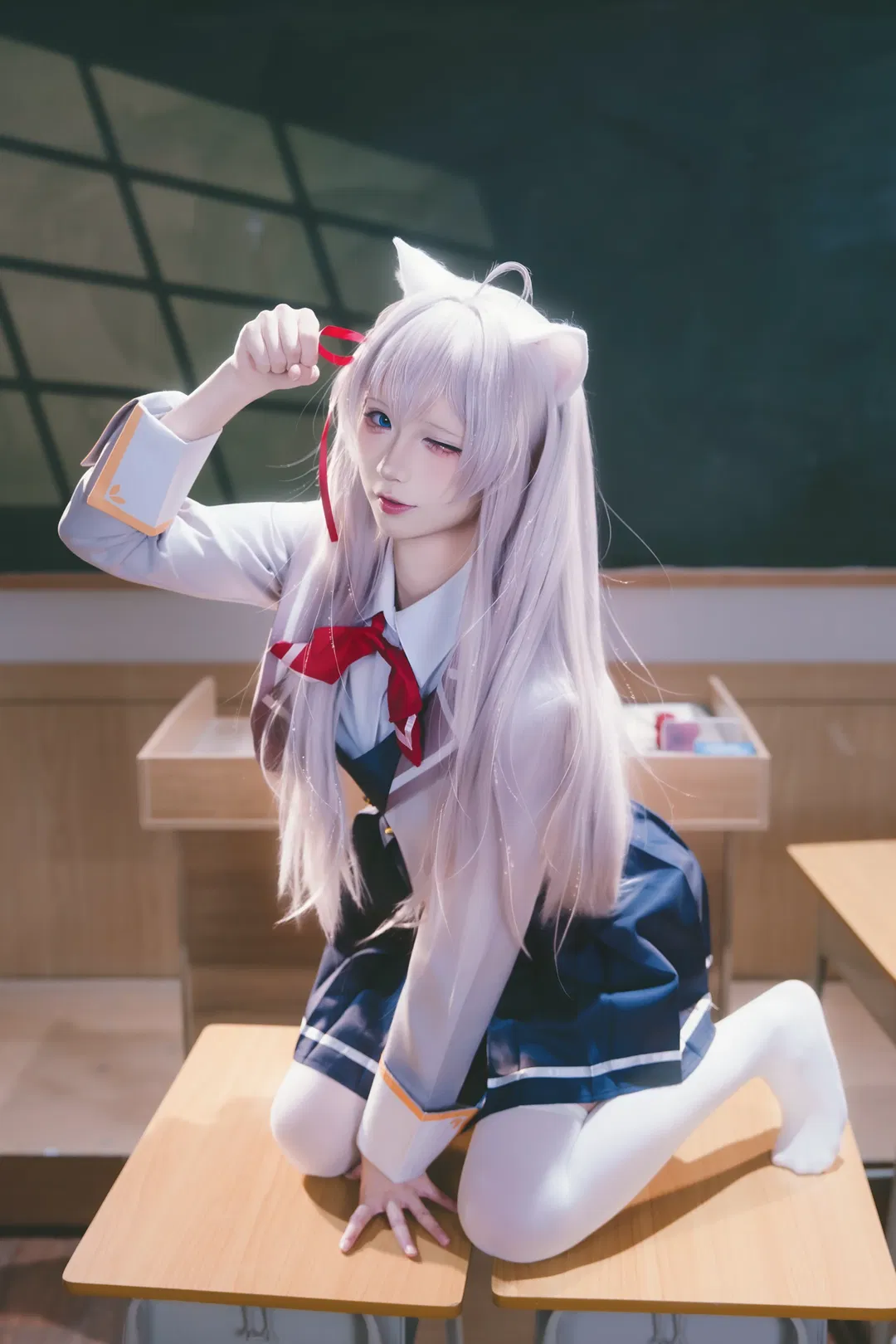 【艾莉cos】不时轻声地以俄语遮羞的邻座艾莉同学，教室光影下的白丝制服少女 - 第 2 张