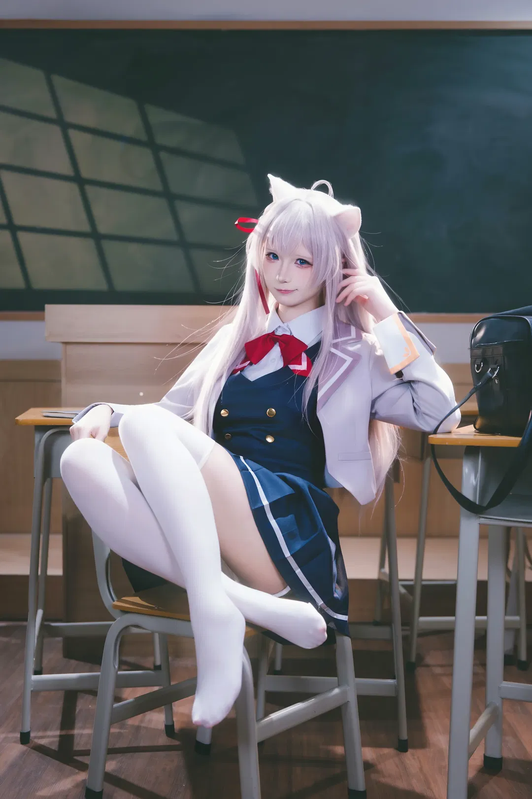 【艾莉cos】不时轻声地以俄语遮羞的邻座艾莉同学，教室光影下的白丝制服少女 - 第 3 张