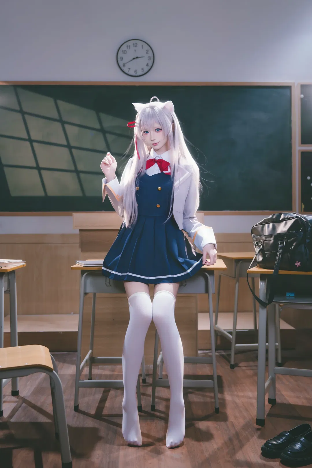 【艾莉cos】不时轻声地以俄语遮羞的邻座艾莉同学，教室光影下的白丝制服少女 - 第 4 张