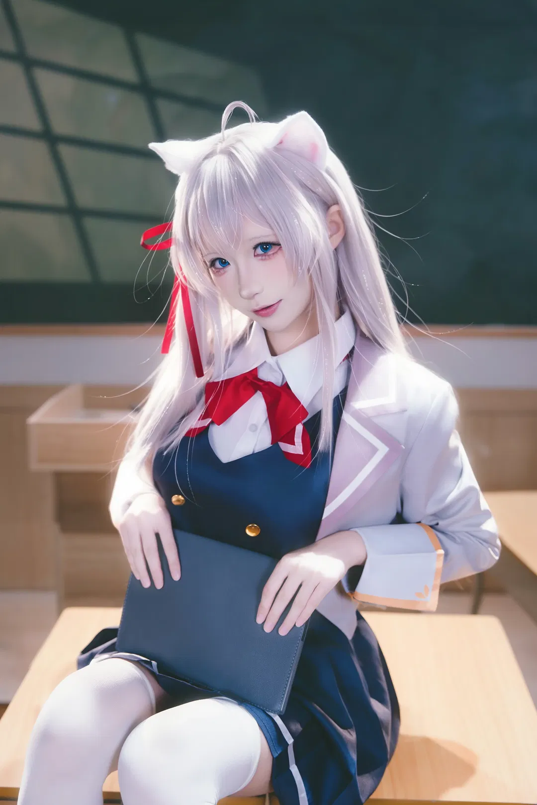 【艾莉cos】不时轻声地以俄语遮羞的邻座艾莉同学，教室光影下的白丝制服少女 - 第 5 张