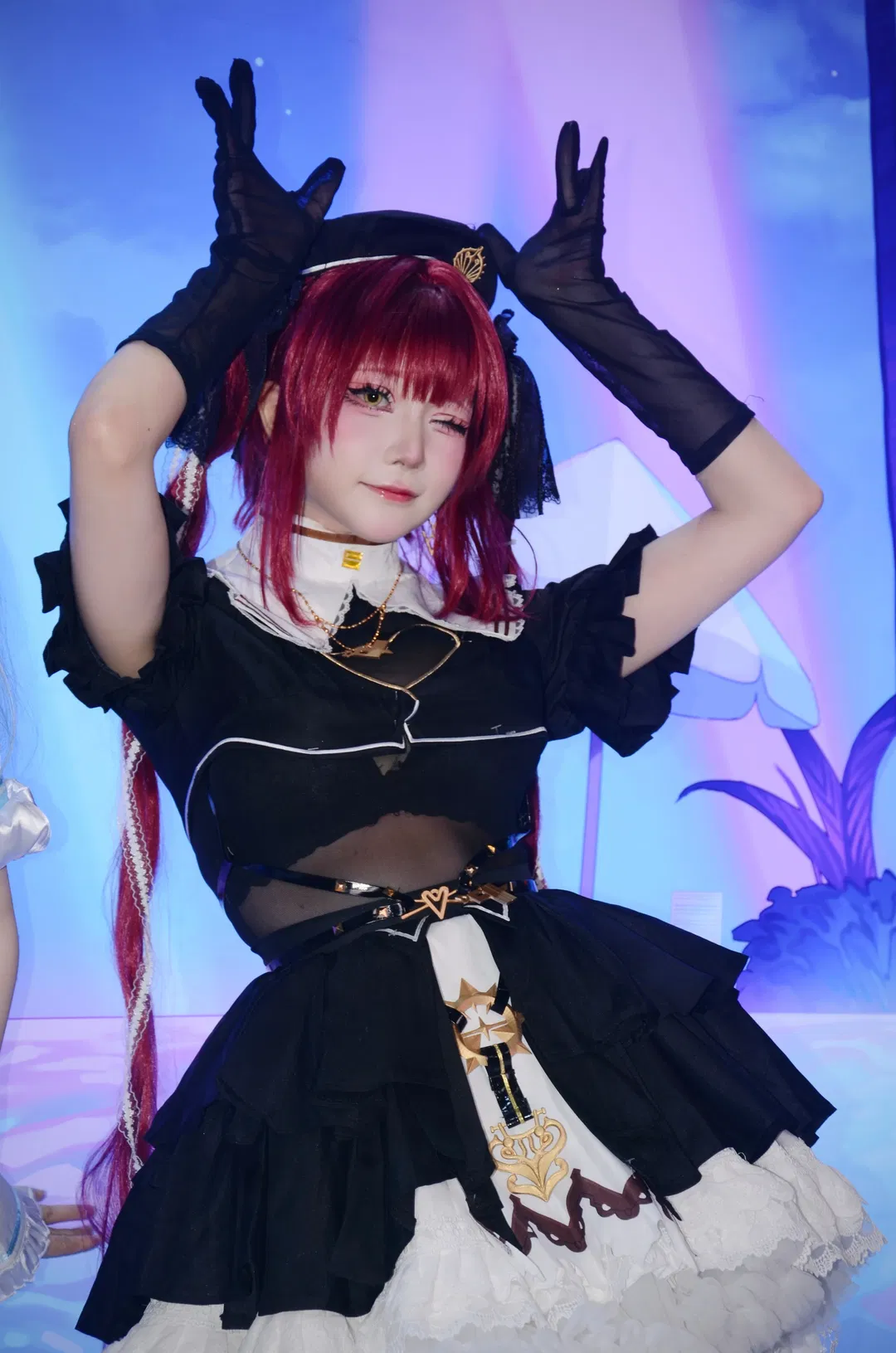 【宝钟玛琳cos】BW2026现场的红发船长，细节满满的黑白裙装 - 第 4 张