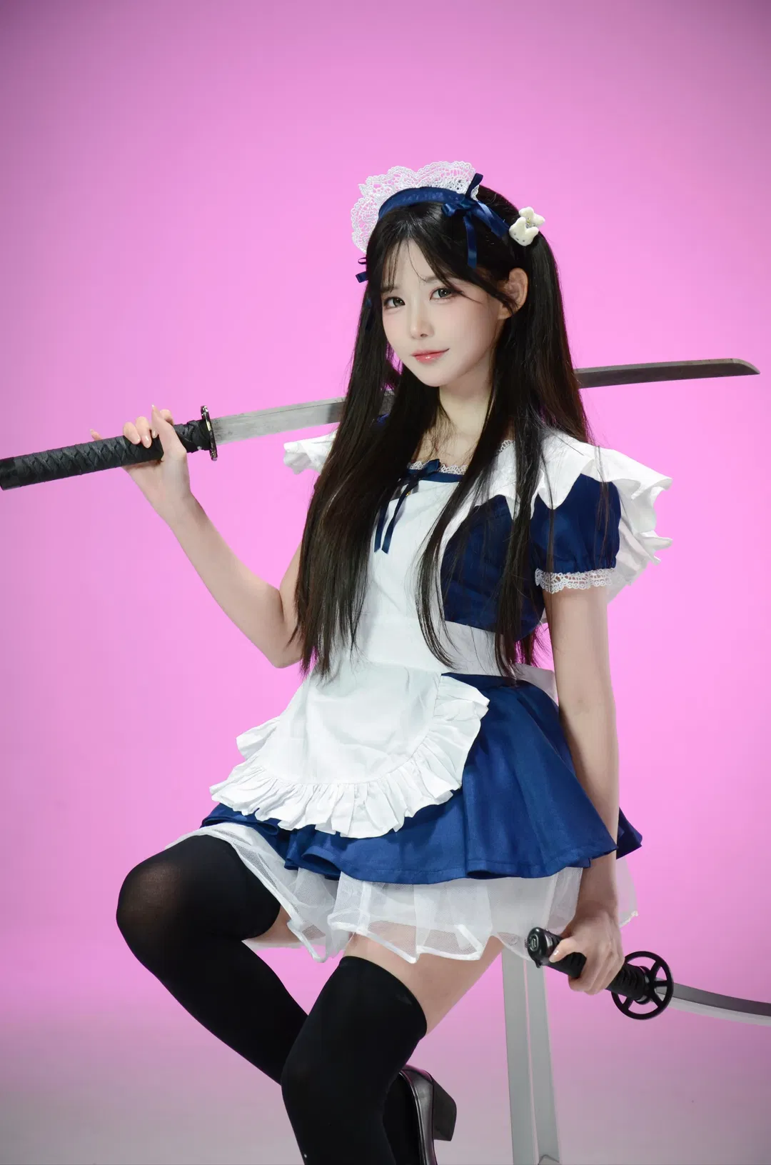 粉色背景下的战斗女仆，冷热兵器反差感拉满 - 第 3 张