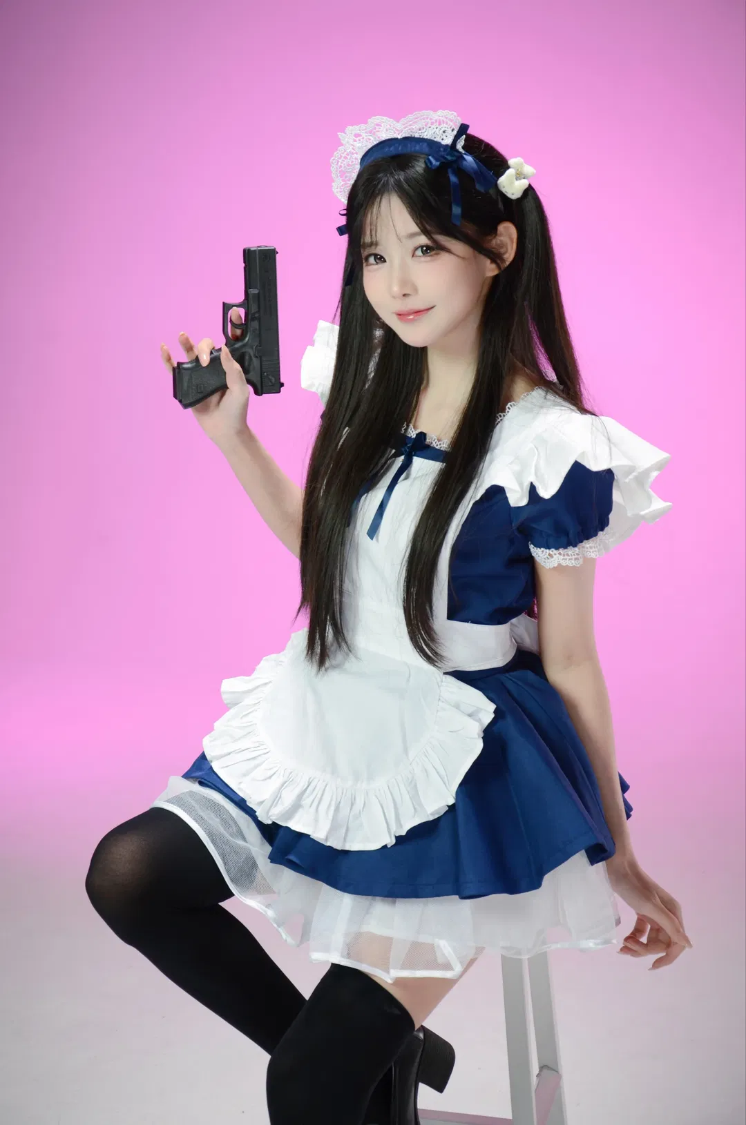 粉色背景下的战斗女仆，冷热兵器反差感拉满