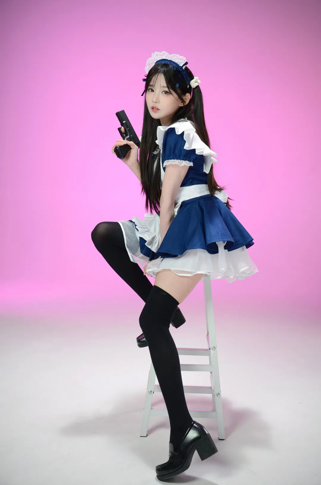 粉色背景下的战斗女仆，冷热兵器反差感拉满 - 第 9 张