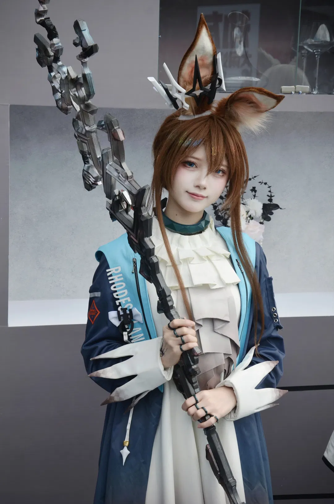 [Amiya cosplay] An Adorable Bunny at the REDLAND Arknights Booth - Image 1