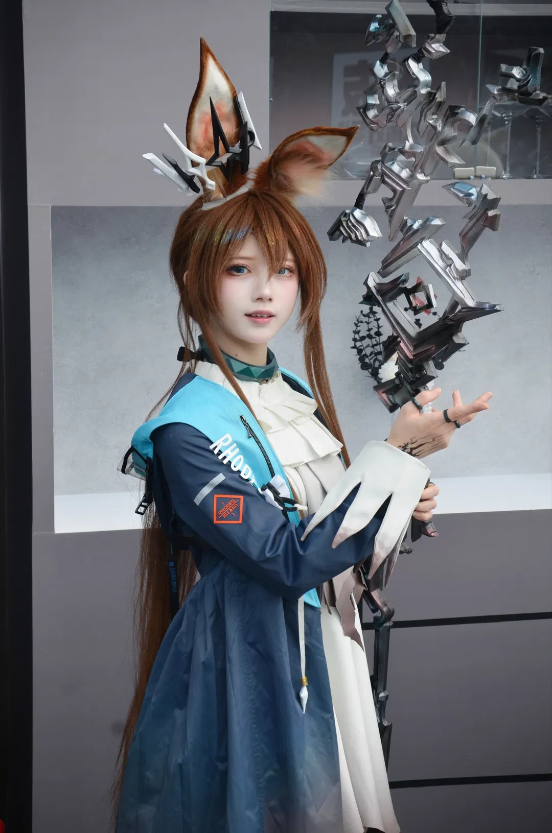 [Amiya cosplay] An Adorable Bunny at the REDLAND Arknights Booth - Image 2