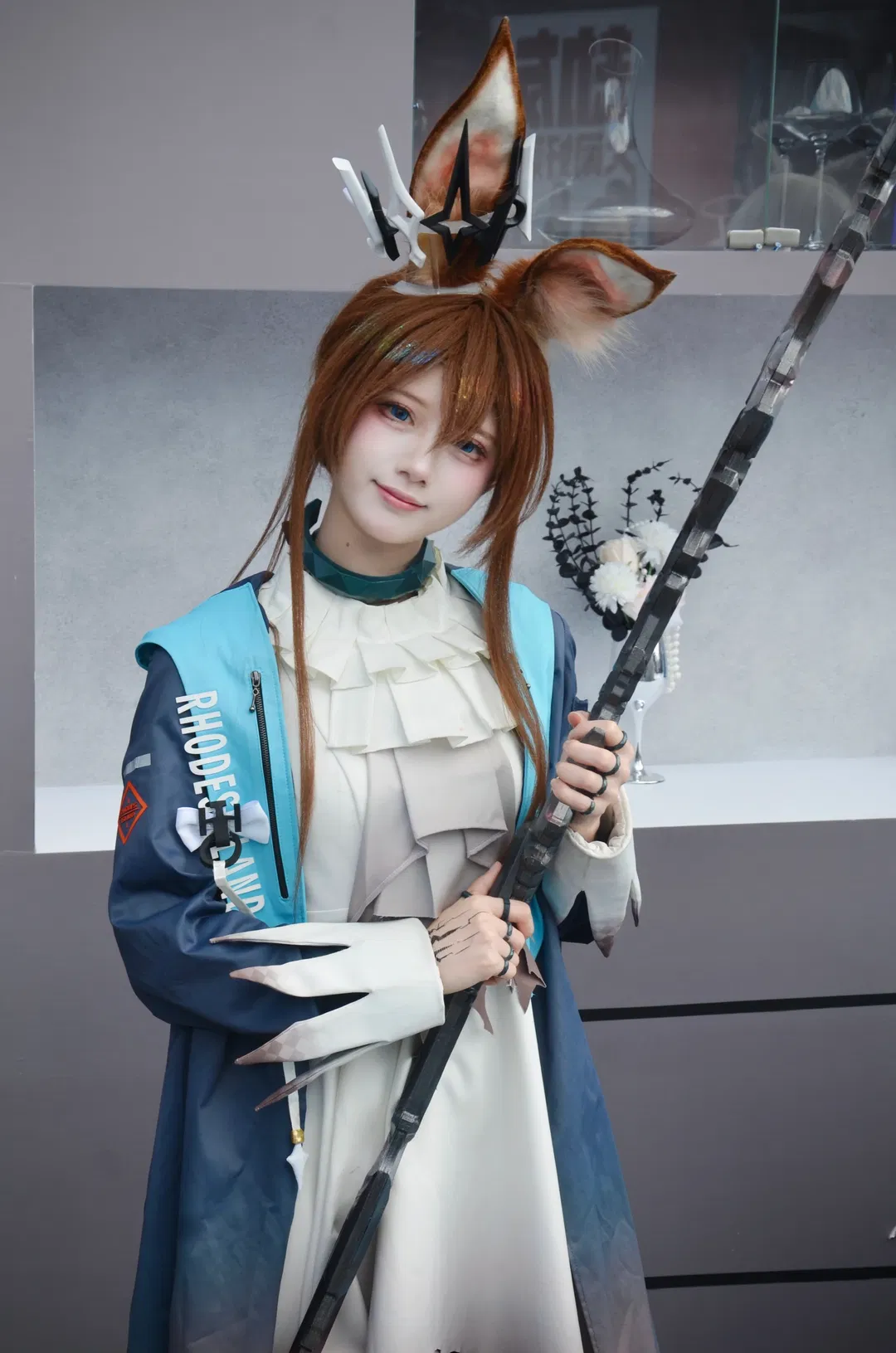 [Amiya cosplay] An Adorable Bunny at the REDLAND Arknights Booth - Image 3
