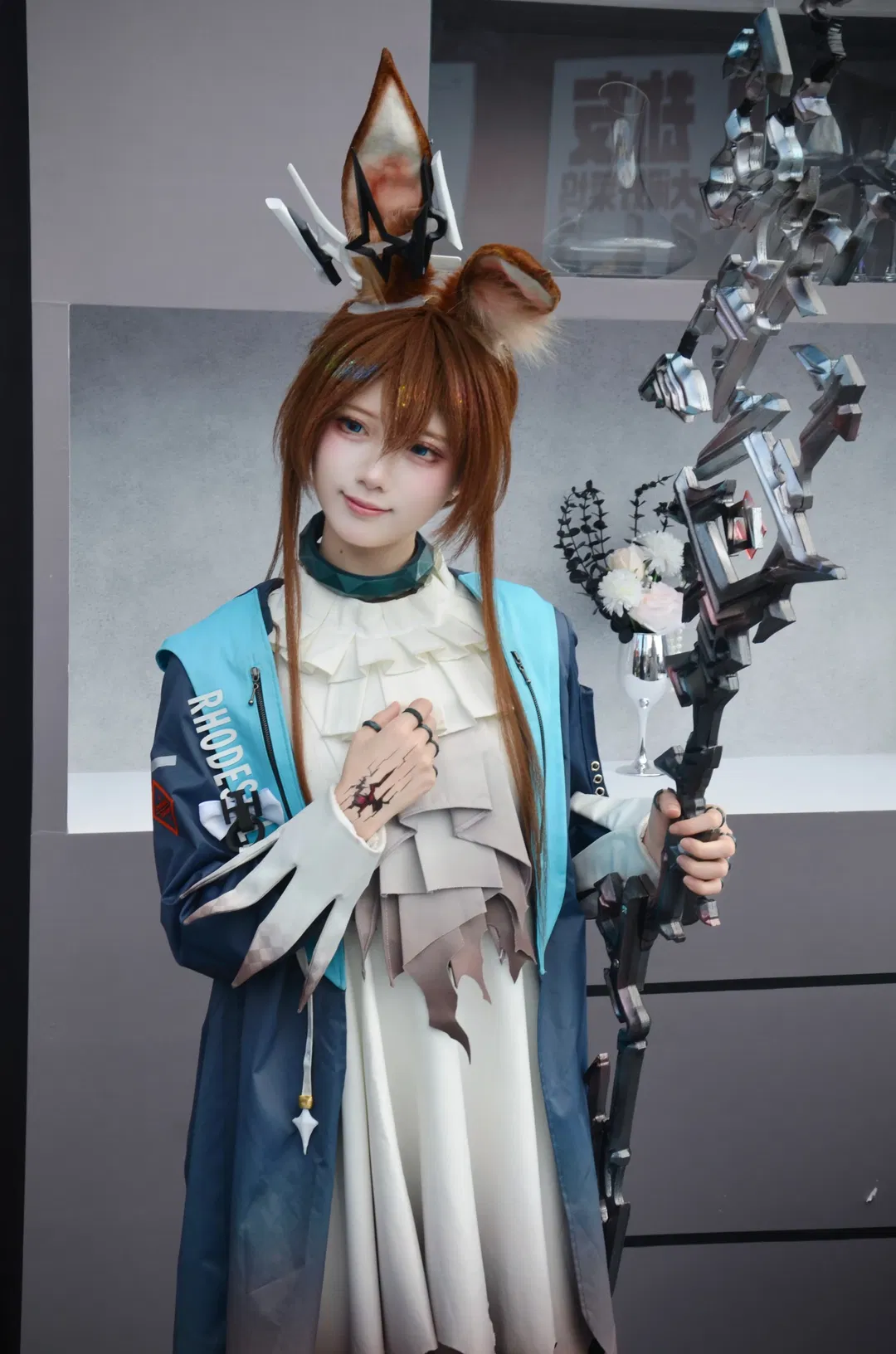 [Amiya cosplay] An Adorable Bunny at the REDLAND Arknights Booth - Image 4