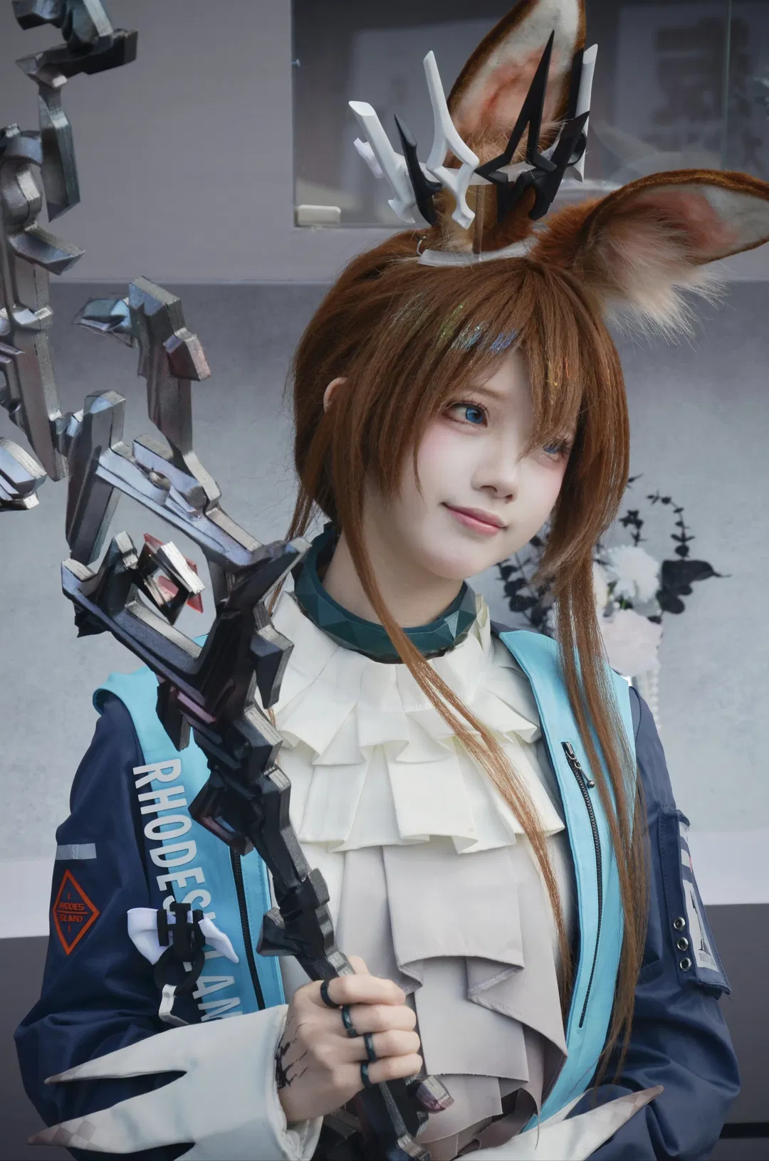 [Amiya cosplay] An Adorable Bunny at the REDLAND Arknights Booth - Image 5