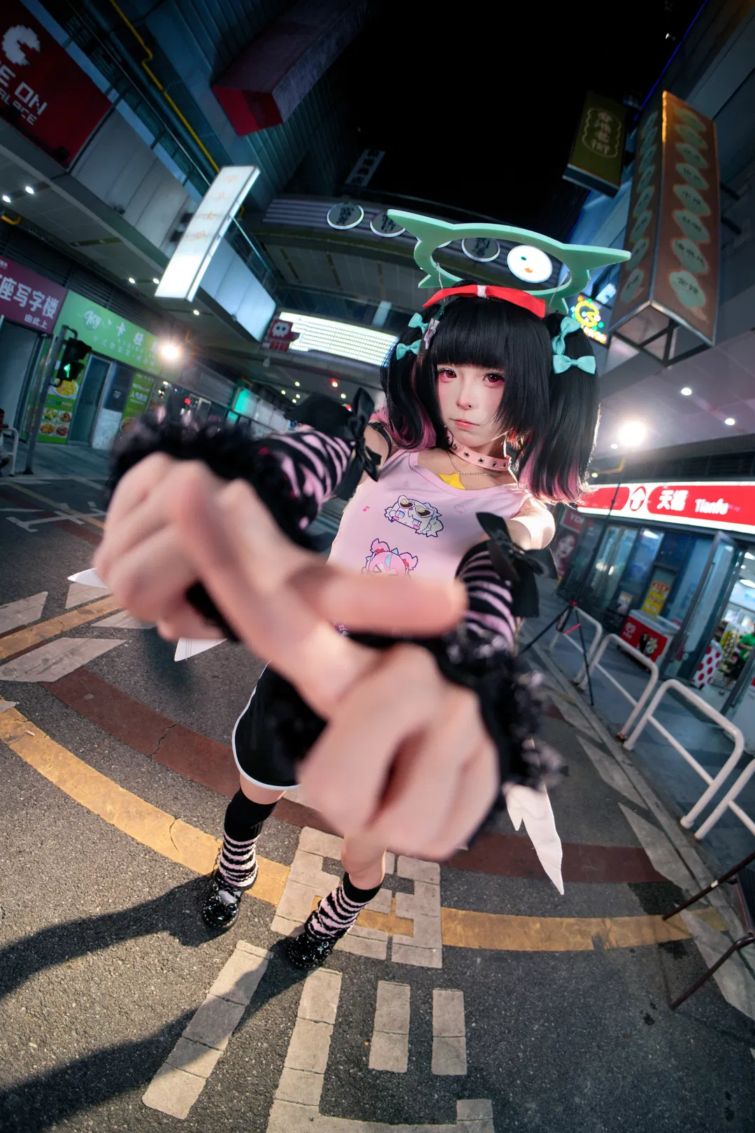 【南宮羽cos】絕區零街頭穿搭，粉色小背心暗黑與甜美混搭 - 第 1 張