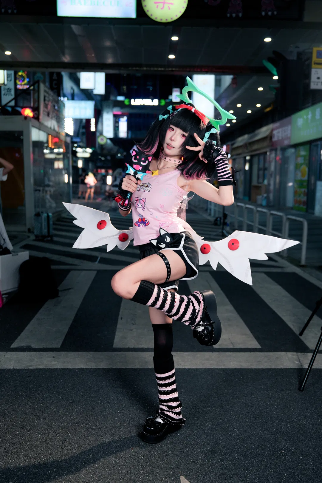 【南宫羽cos】绝区零街头穿搭，粉色小背心暗黑与甜美混搭