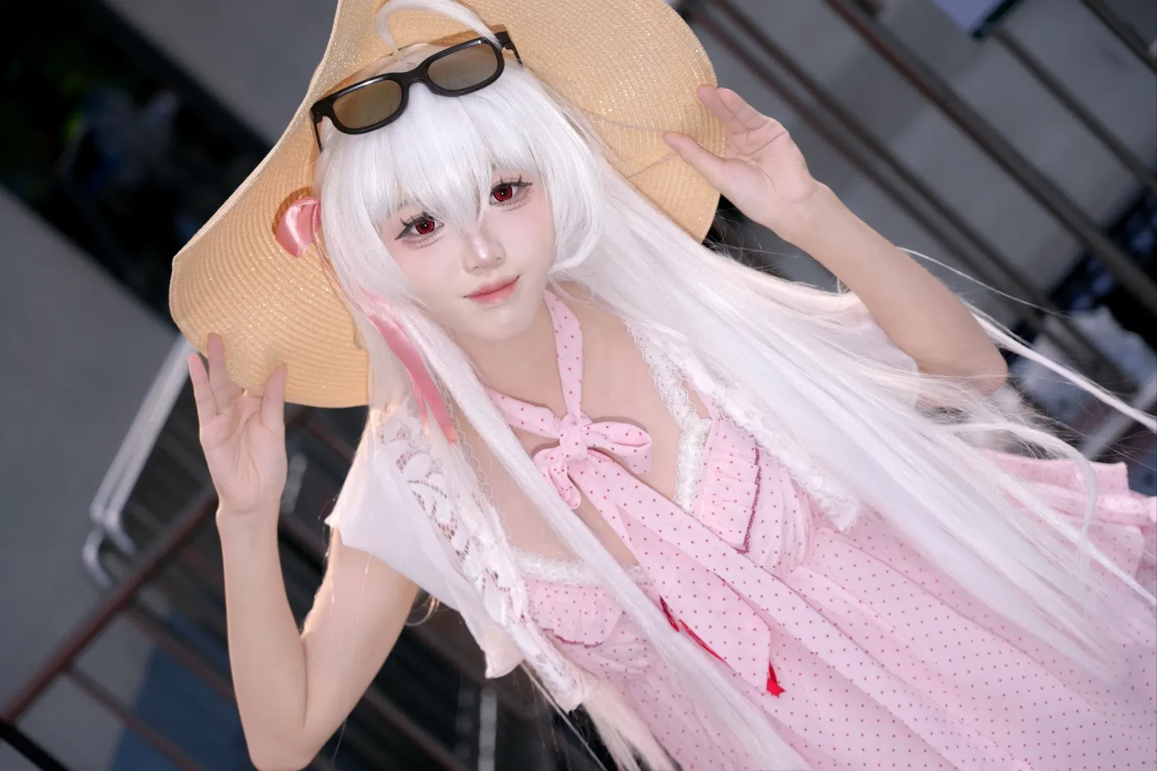 夏日草帽与波点裙 白发红眼少女的清爽cos - 第 1 张
