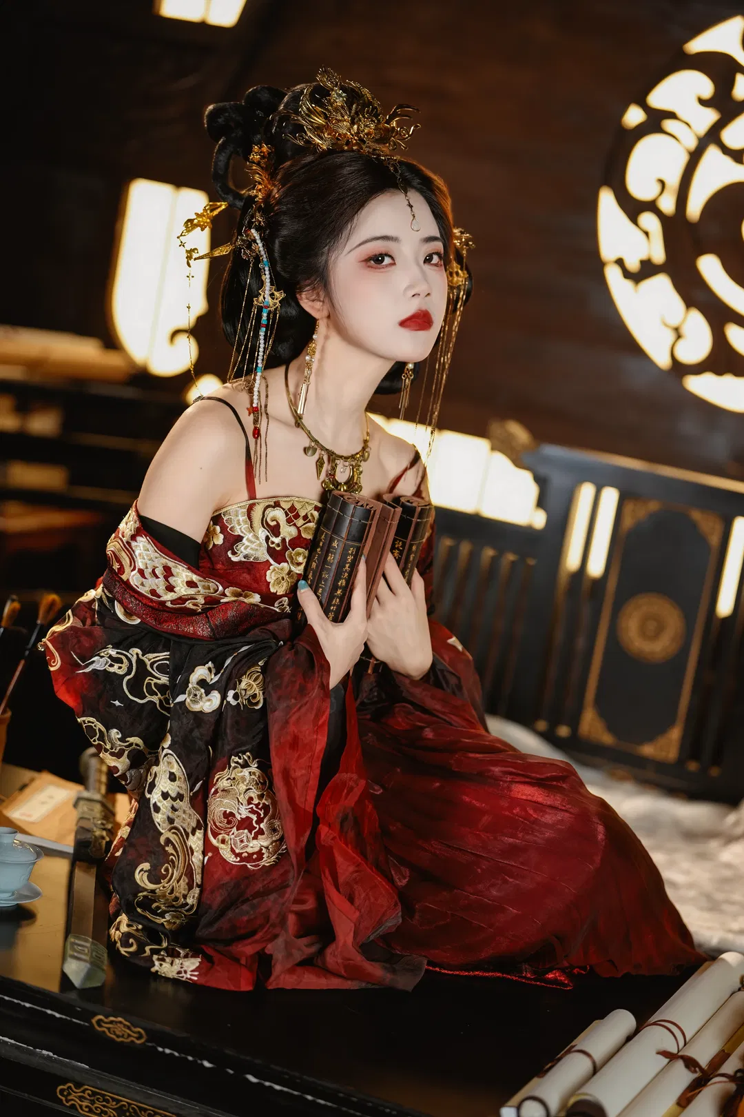 红黑金古风造型，仗剑提笔体验女帝的日常 - 第 14 张