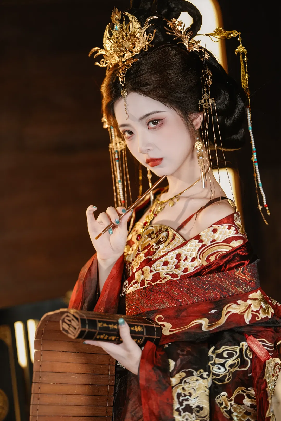 红黑金古风造型，仗剑提笔体验女帝的日常 - 第 6 张