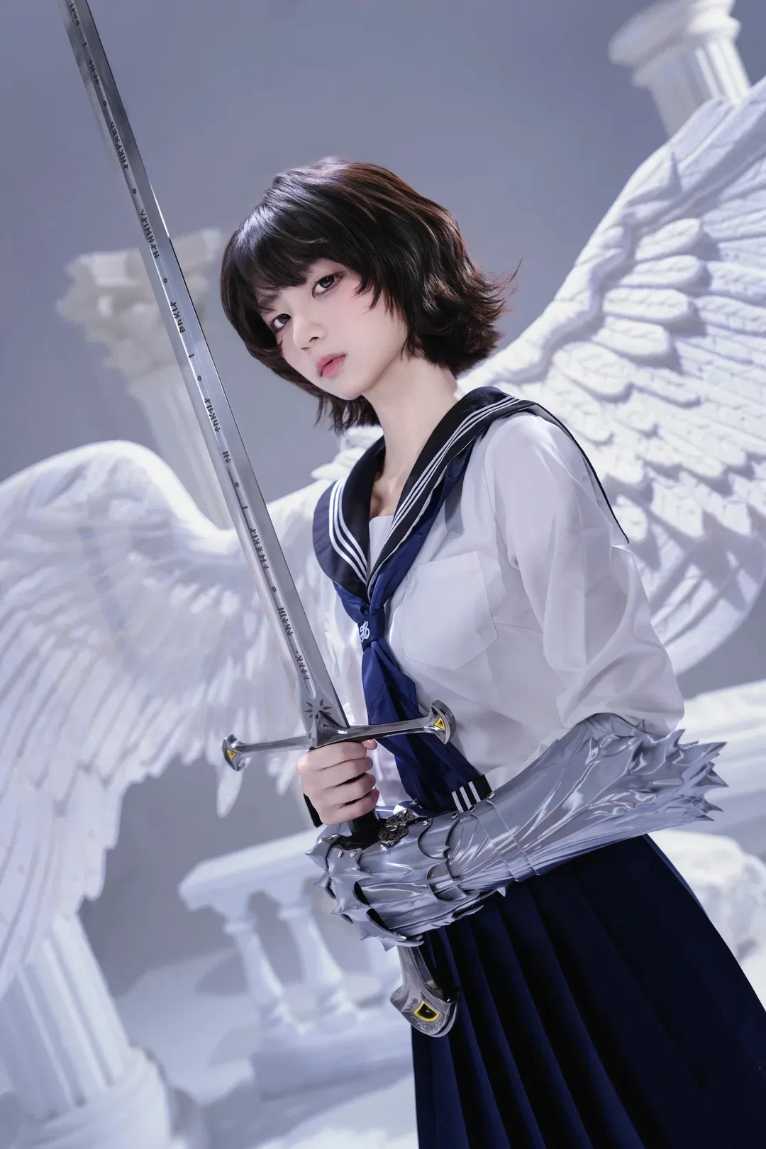 手持巨剑的JK少女，这套机械臂与制服结合的写真太酷了 - 第 1 张