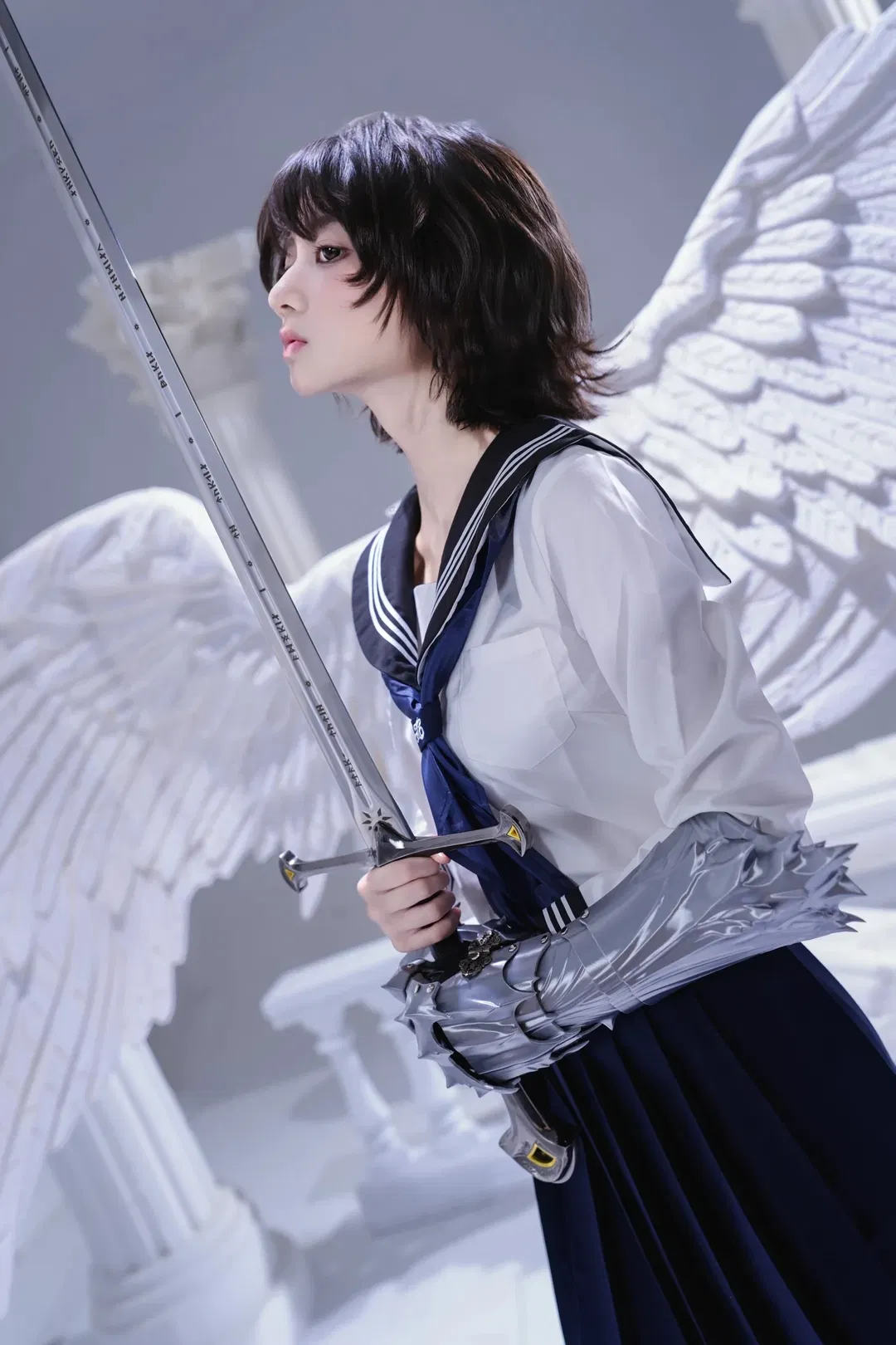 手持巨剑的JK少女，这套机械臂与制服结合的写真太酷了 - 第 12 张