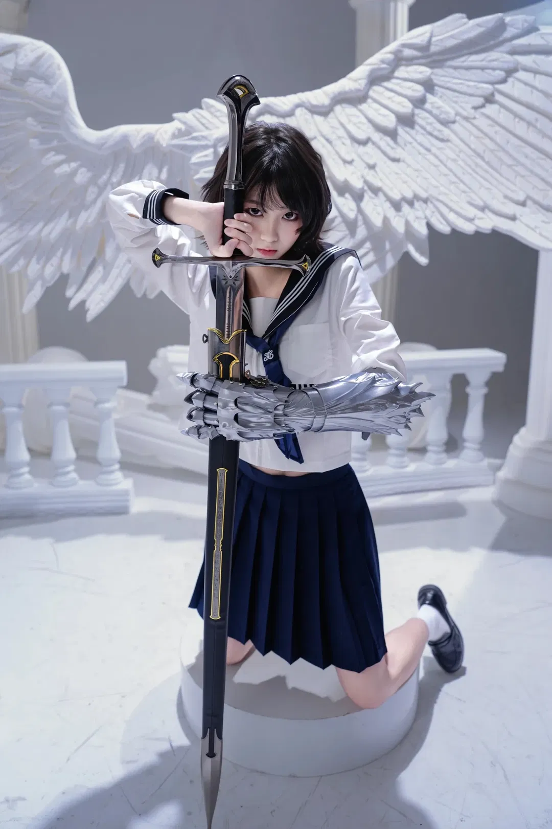 手持巨剑的JK少女，这套机械臂与制服结合的写真太酷了 - 第 16 张