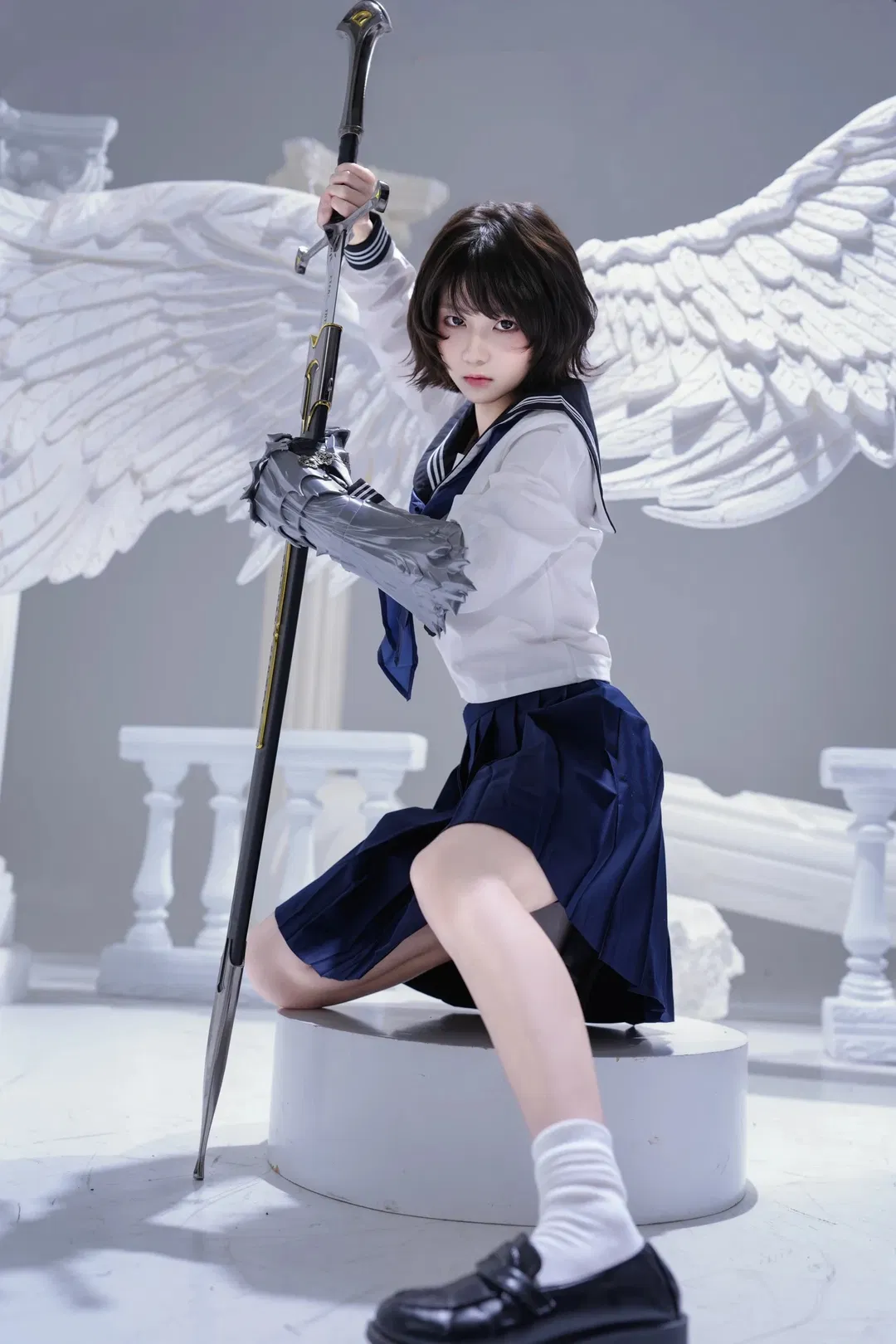 手持巨剑的JK少女，这套机械臂与制服结合的写真太酷了 - 第 4 张