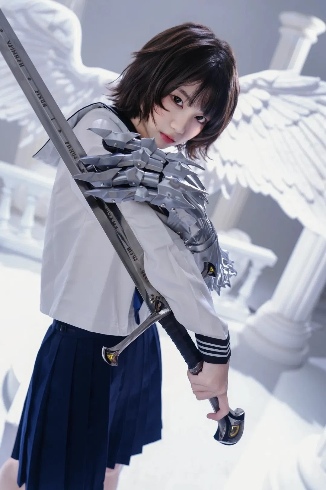 手持巨剑的JK少女，这套机械臂与制服结合的写真太酷了 - 第 7 张