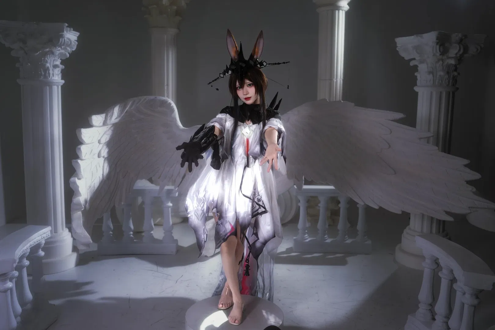 【魔王·阿米娅cos】黑冠之下的纯白与碎裂 - 第 11 张