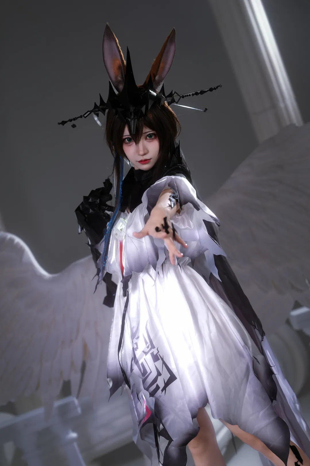 【魔王·阿米娅cos】黑冠之下的纯白与碎裂 - 第 13 张