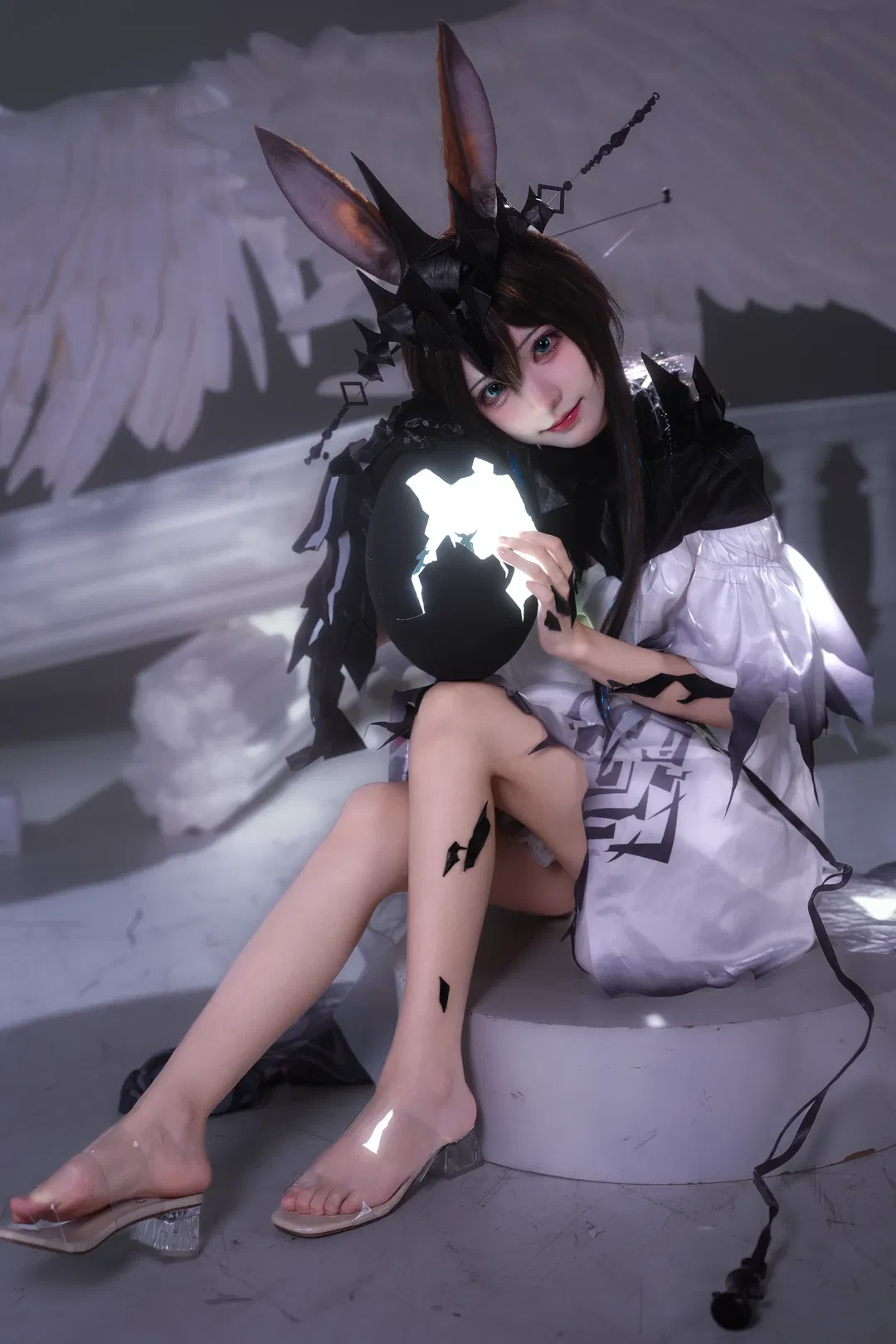 【魔王·阿米娅cos】黑冠之下的纯白与碎裂 - 第 14 张