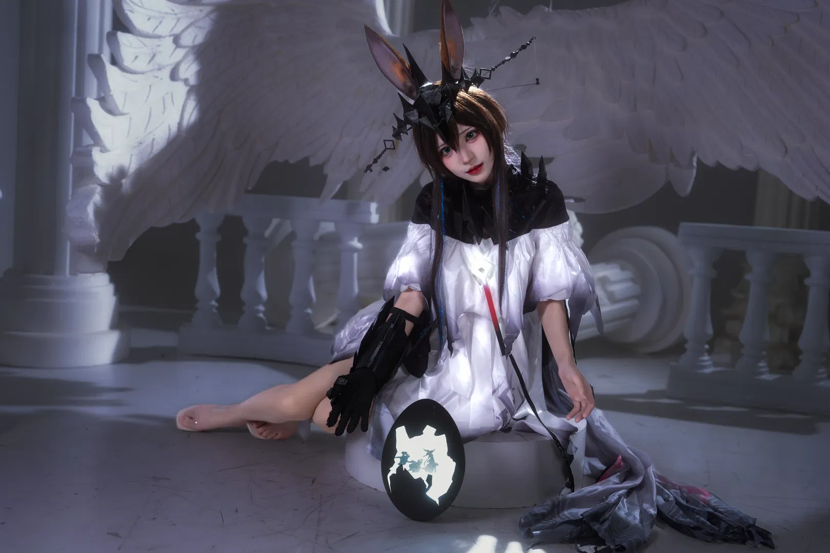 【魔王·阿米娅cos】黑冠之下的纯白与碎裂 - 第 17 张