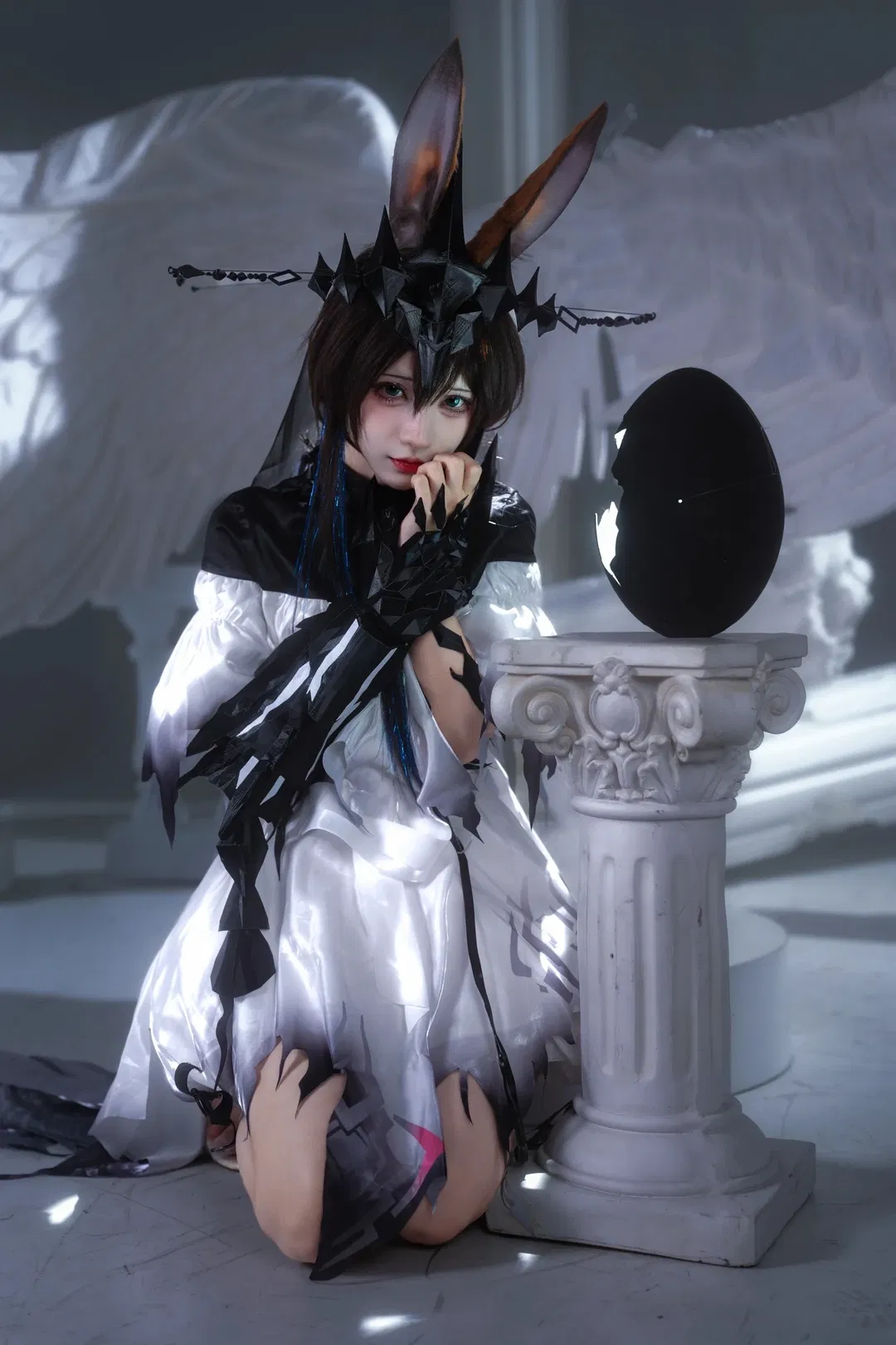 【魔王·阿米娅cos】黑冠之下的纯白与碎裂 - 第 2 张