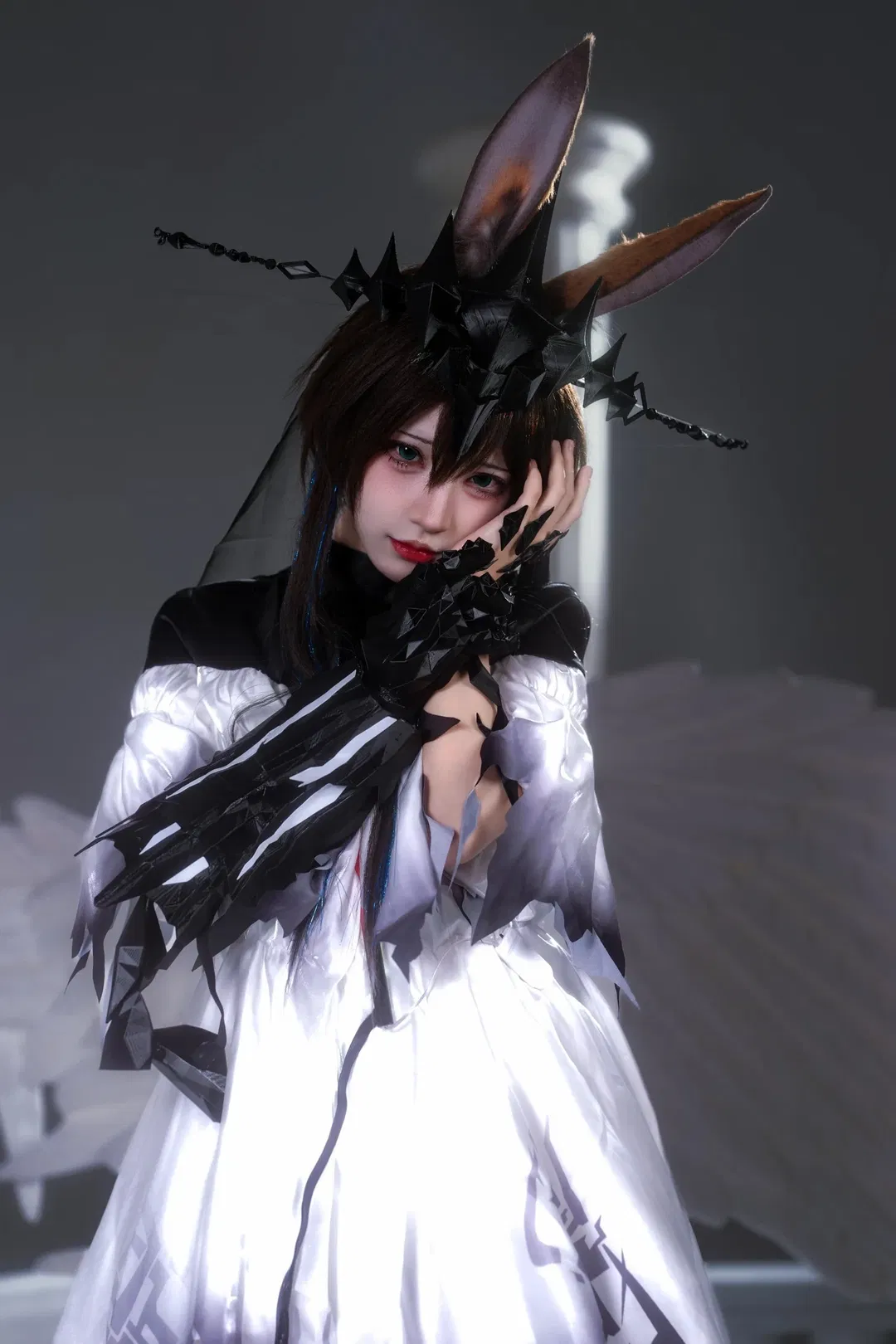 【魔王·阿米娅cos】黑冠之下的纯白与碎裂 - 第 4 张
